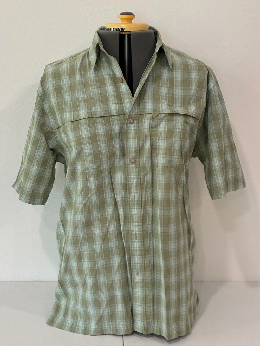 G.H. Bass Mens M Sage Green Plaid Fishing Shirt Vented Outdoor Short Sleeve